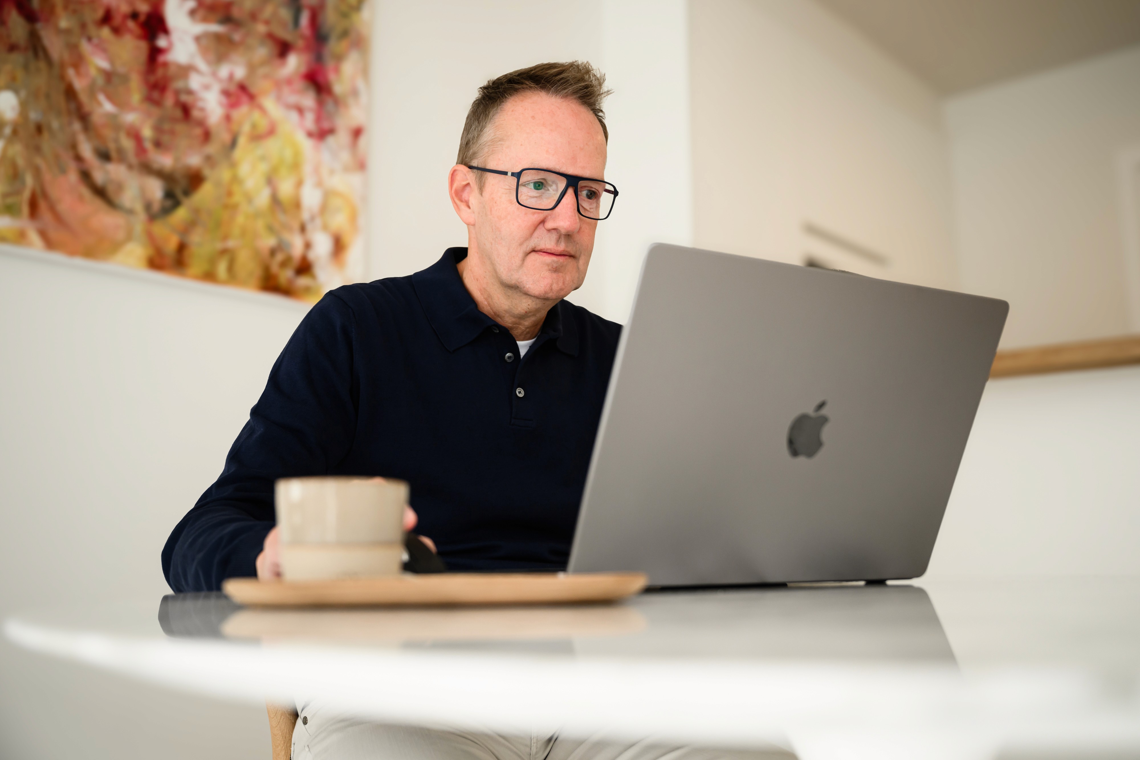 Hans kijkt aandachtig naar zijn laptopscherm