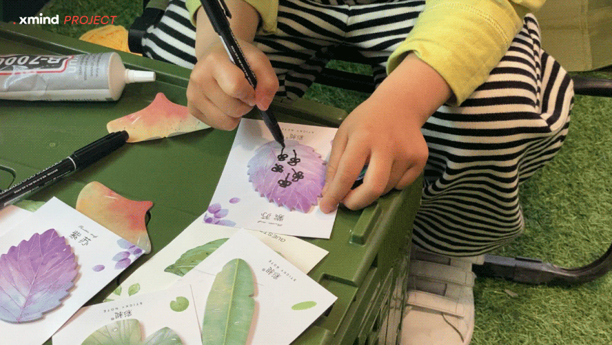 孩子在制作植物卡片