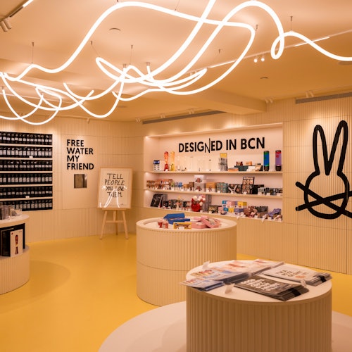 Explore our OFF SHOP, a space featuring exclusive gifts, specialty coffee, and delicious ice cream from the best local brands.