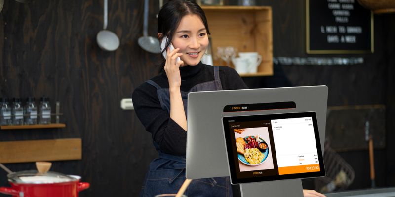 A Malaysian F&B staff with the StoreHub POS