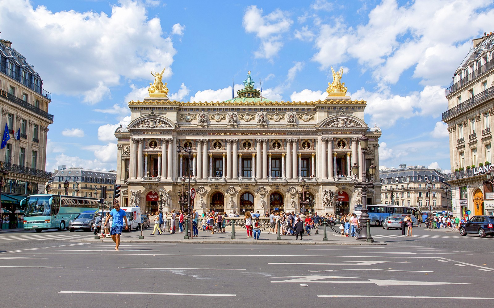Mặt chính của Nhà hát Opera Garnier với đông đảo người và giao thông ở Paris, Pháp.