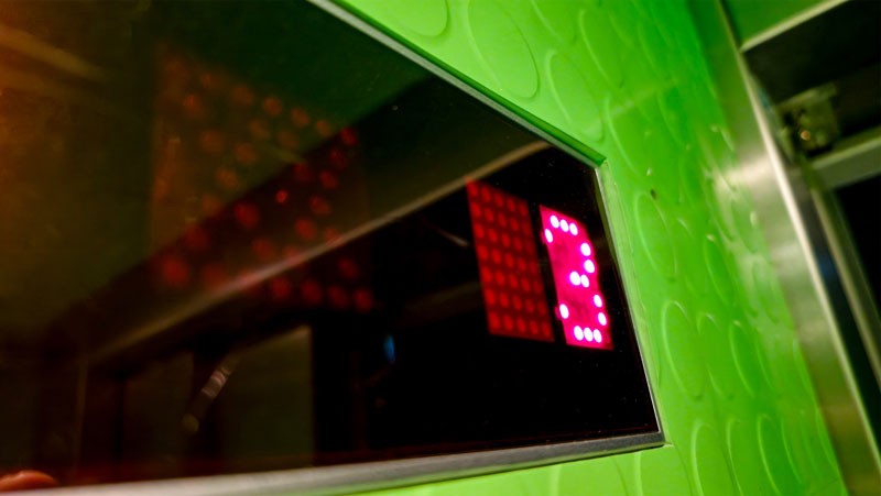 Artsy Elevator zum LOWKY Studio im UFO Gebäude des ehemaligen Cocoon Clubs