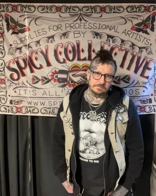 Victor från High Heels Tattoo vid Spicy Collective på tatueringsmässa