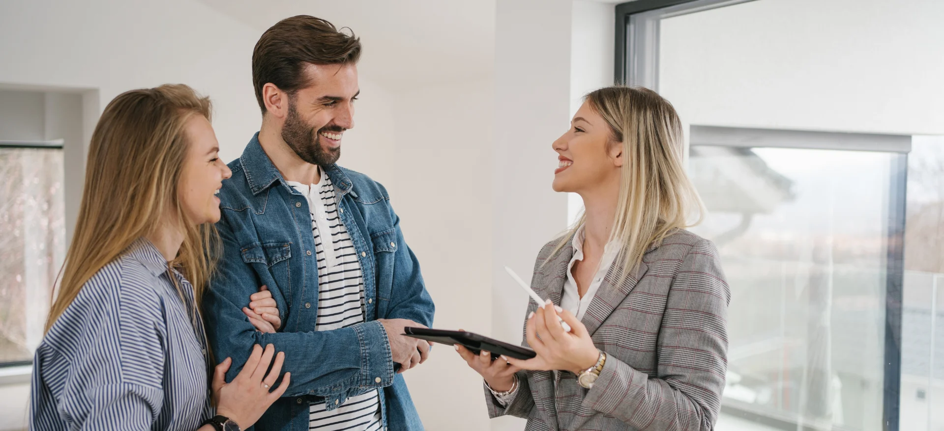 Une agent immobillier fait visiter une maison