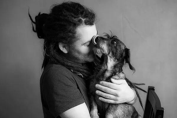 Portrait von Miguel Baptista mit seinem Hund Jette