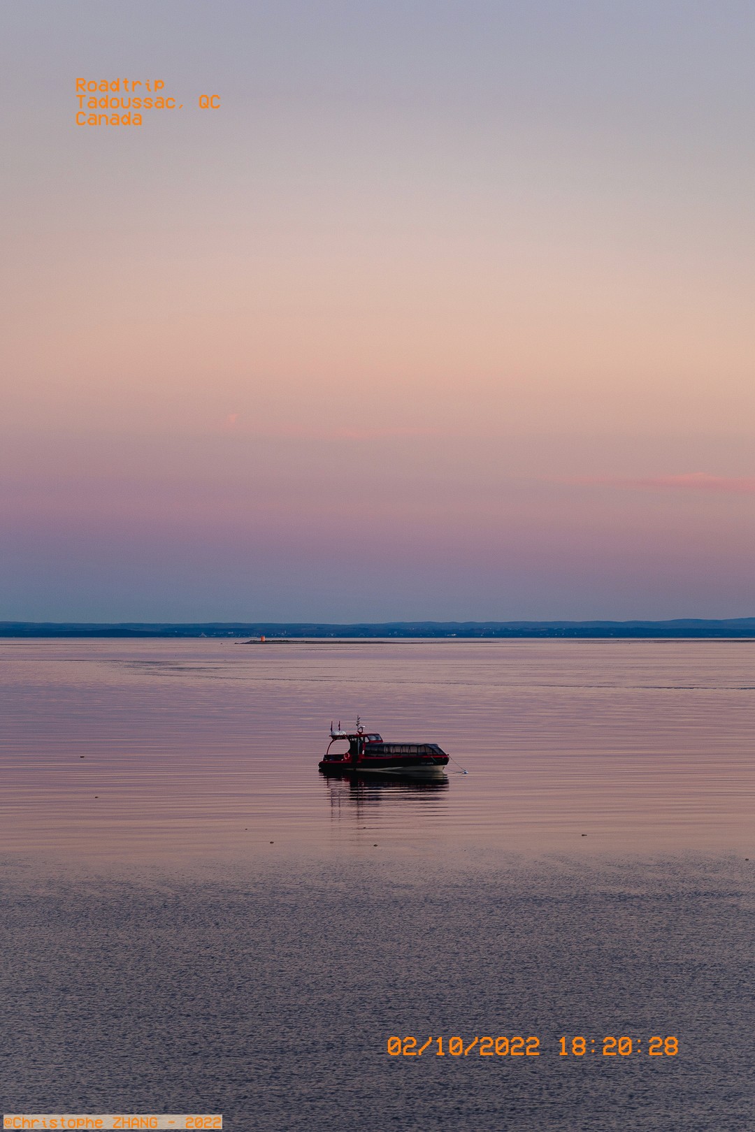 Petit bateau sur eau rose, soirée à Tadoussac