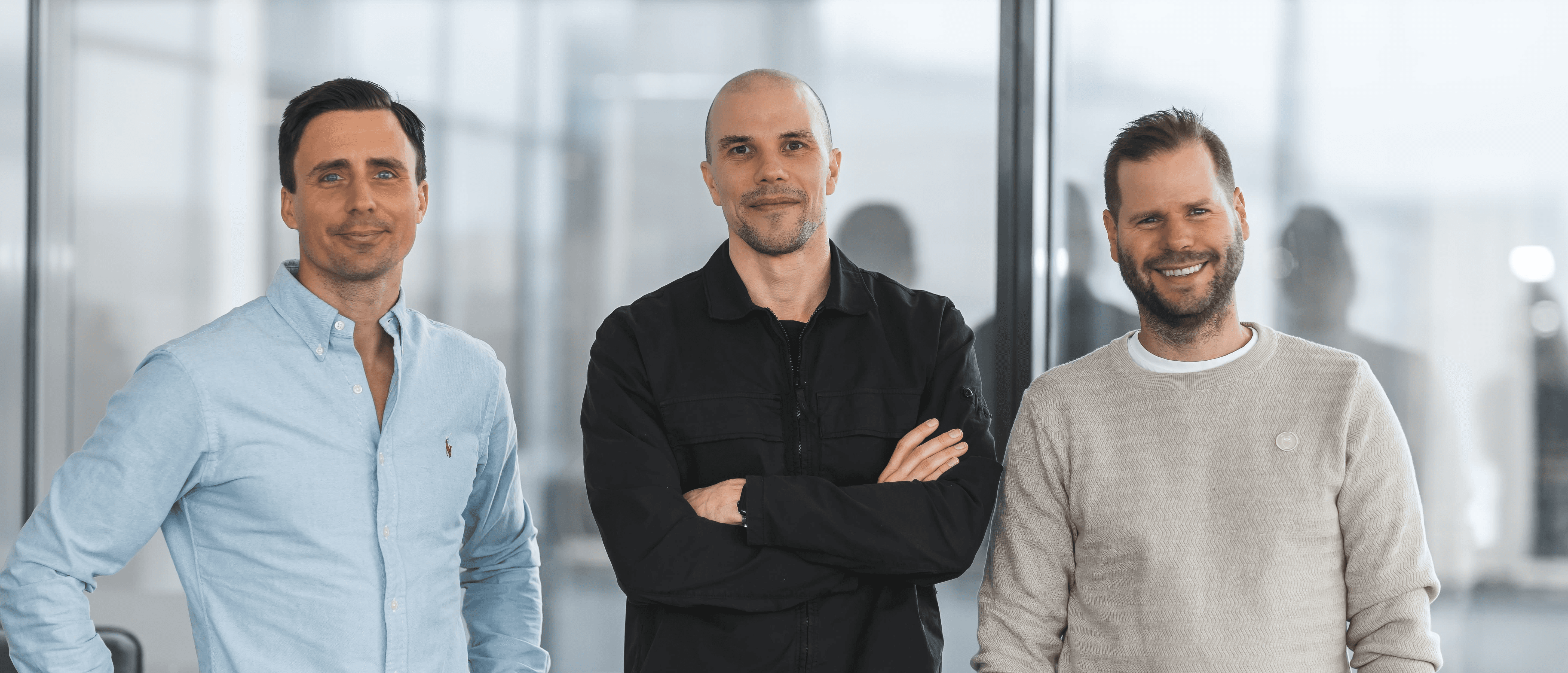 SeenThisの創設者たちがカメラを見つめて微笑んでいる