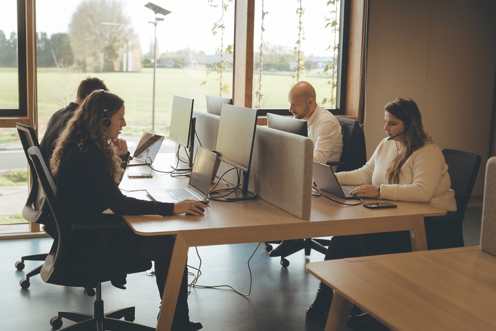Commerciaux devant leurs ordinateur, prospectant par email et téléphone