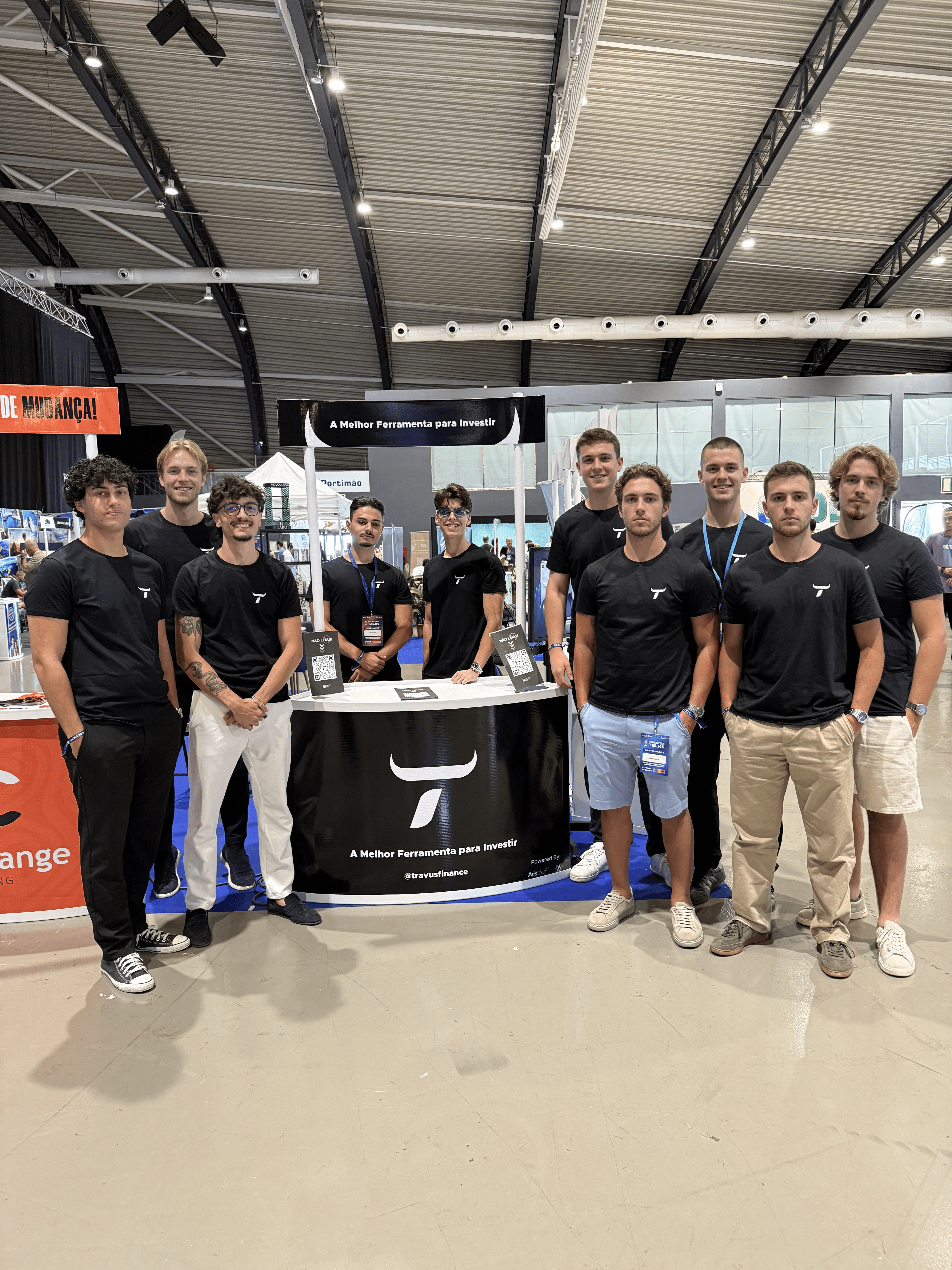 equipa da travus ai - gere o teu portfolio automaticamente, num evento investor talks em 2025, onde receberam muuito feedback sobre a app ser incrivel, a equipa tem quase 20 pessoas, e app apos 2 anos de desenvolvimento é mostrada ao publico tendo um ótimo feedback