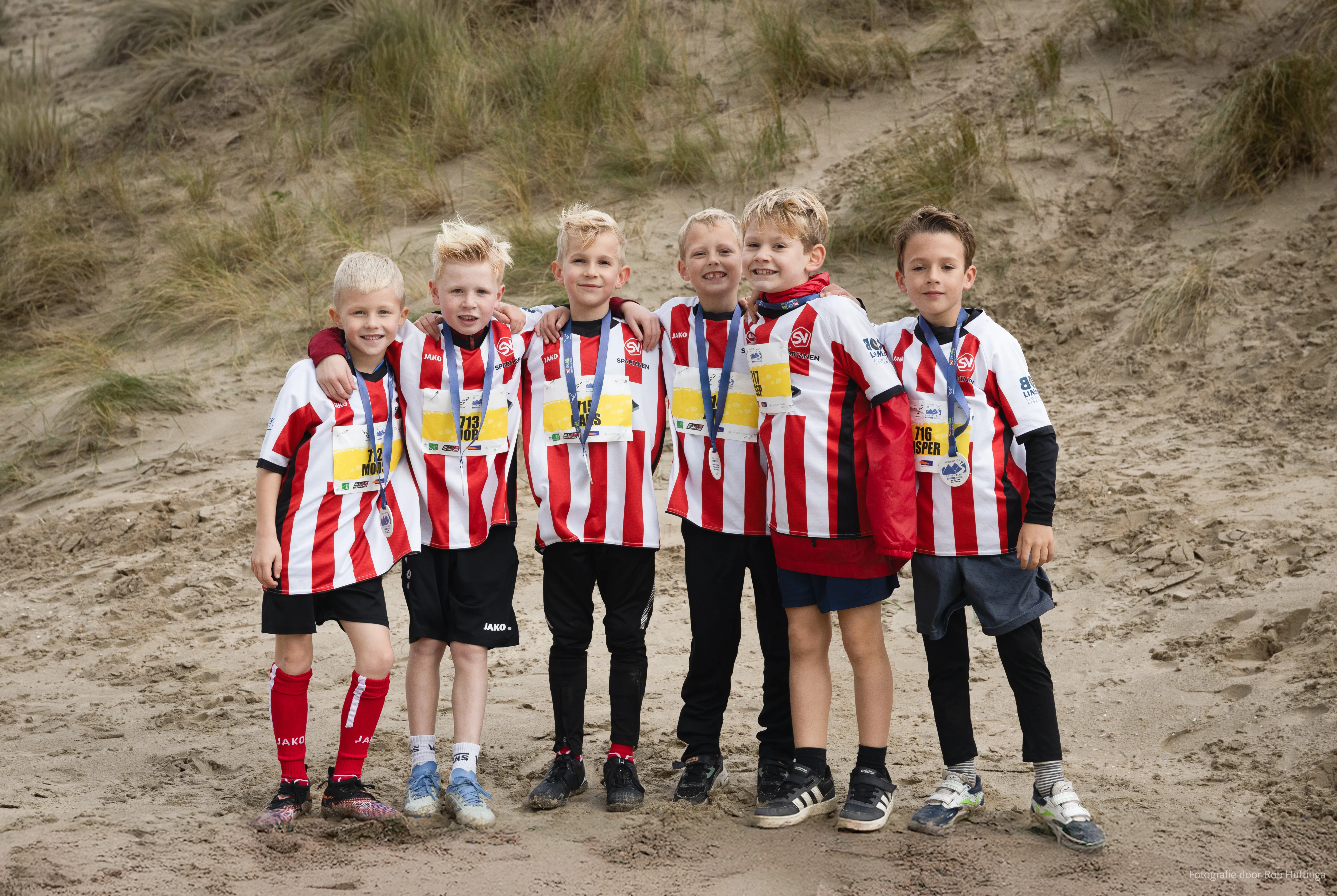 Groepsfoto van kinderen die deelnamen aan mudsweattrails in Schoorl