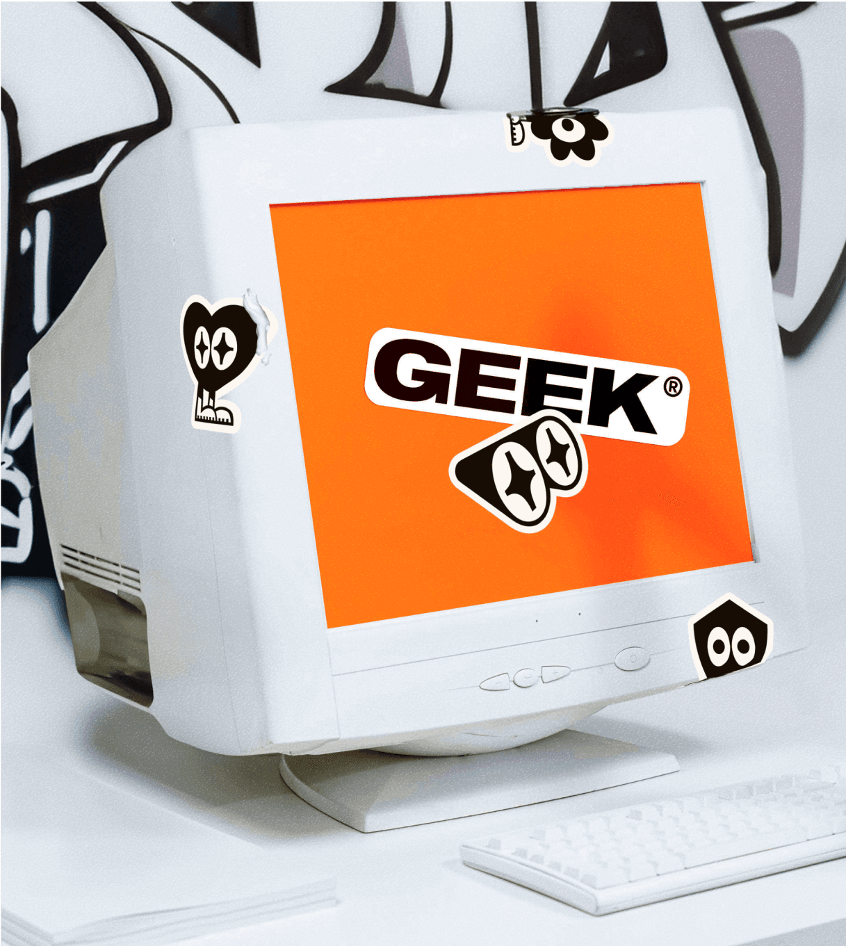 Ordenador antiguo con la marca de GEEK aplicada