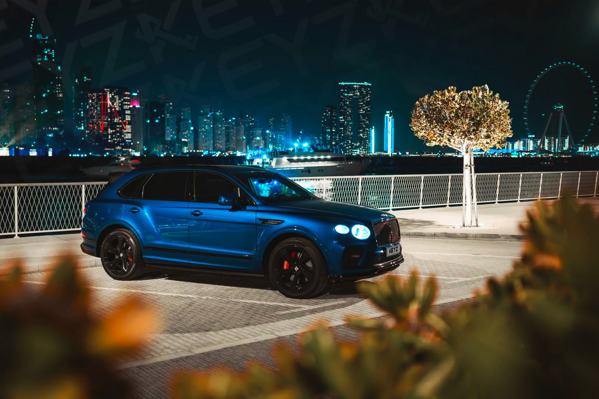 Vue extérieure Bentley Bentayga Bleu – Location SUV de luxe à Dubaï | Keyz Rent
