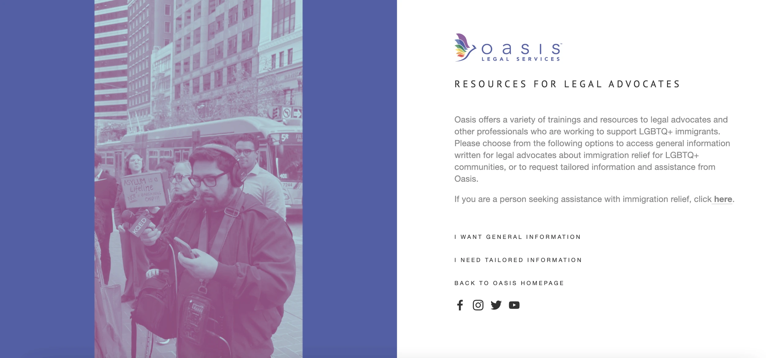 Uma pessoa está em uma rua da cidade segurando um microfone e anotações, com pedestres e carros ao fundo, enquanto ao lado há um texto promovendo os recursos da Oasis Legal Services para defensores jurídicos que auxiliam imigrantes LGBTQ+ com opções de informação personalizadas.