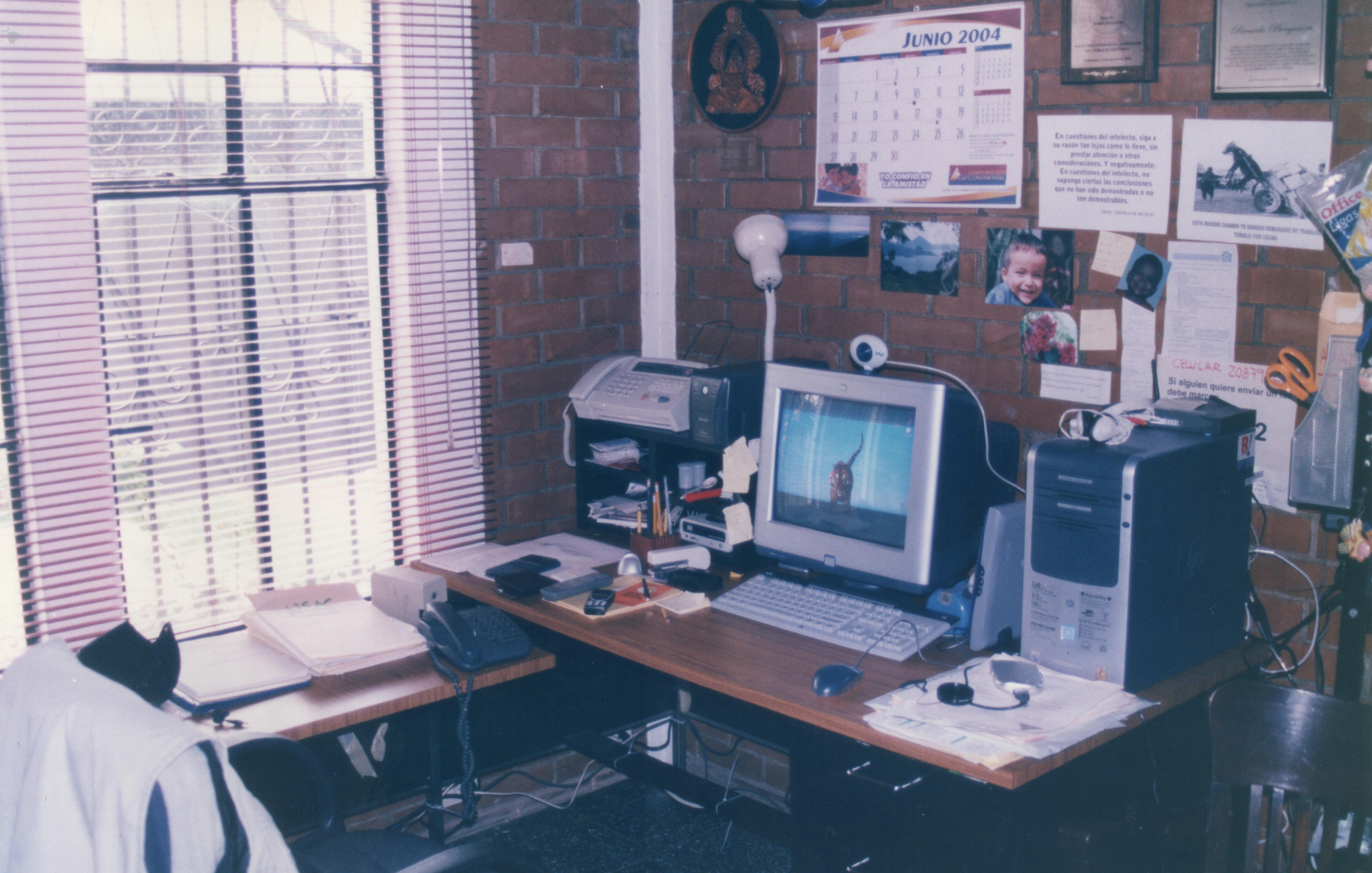 Vecchio ufficio con PC desktop e monitor CRT: nostalgia tech ed evoluzione digitale