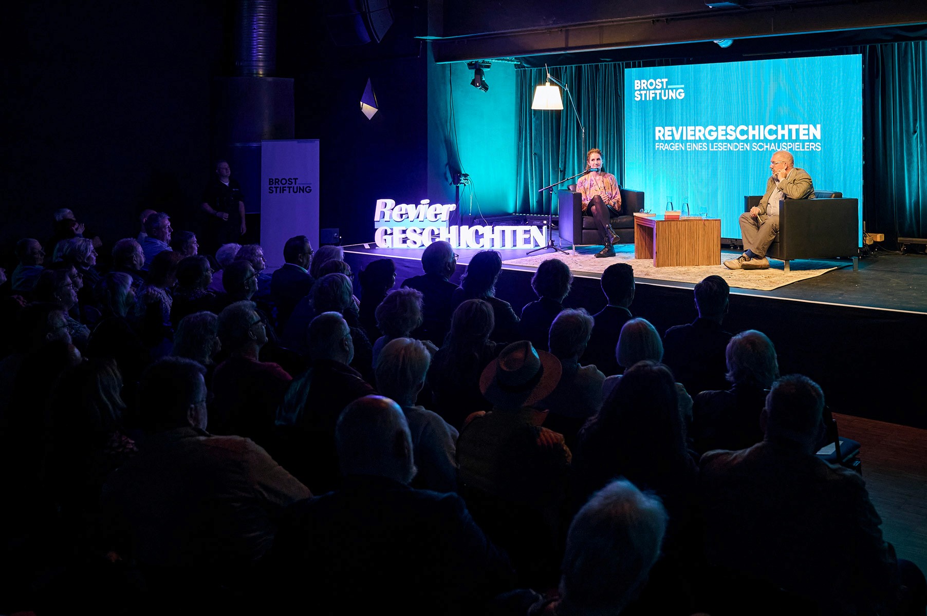 Großflächenplakat von STIHL Timbersports Ankündigung mit Sportler als Motiv beim Axtschwung