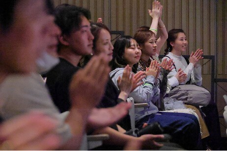 拍手する大勢の観客