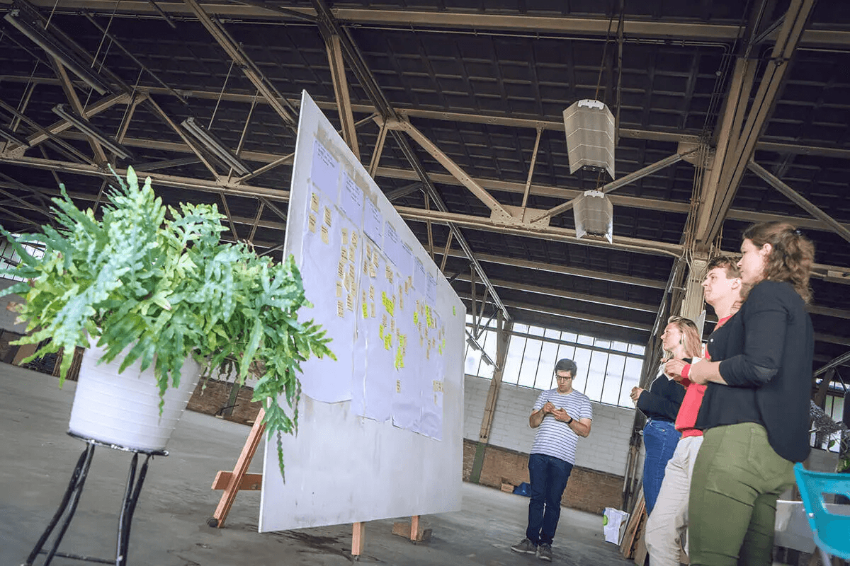 Foto van een groep collega's die aan het brainstormen is