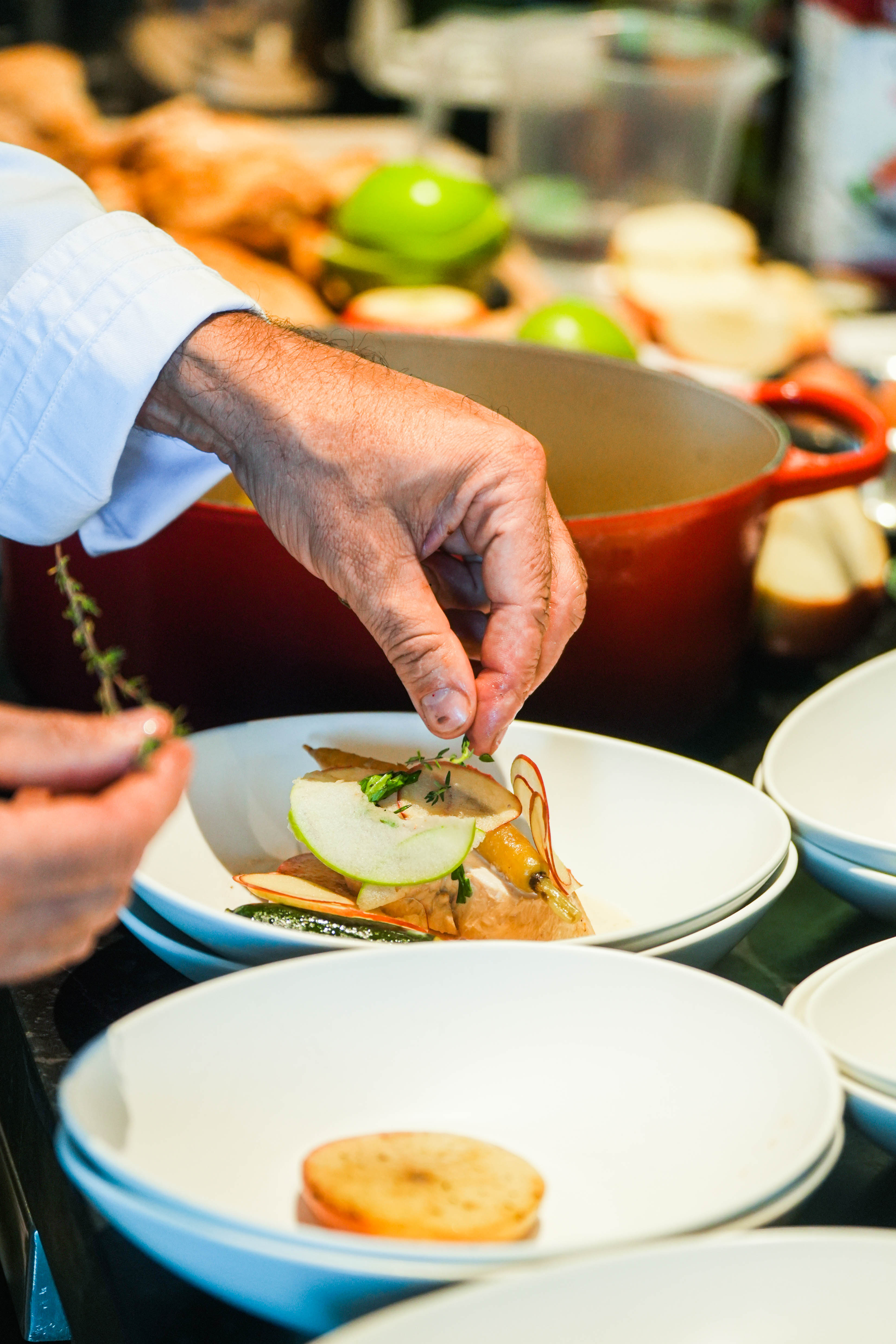 main assaisonnant une assiette élégante