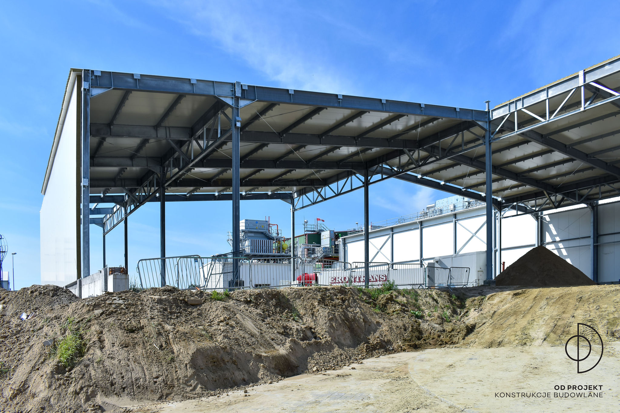 Zdjęcie z procesu budowy hali stalowej