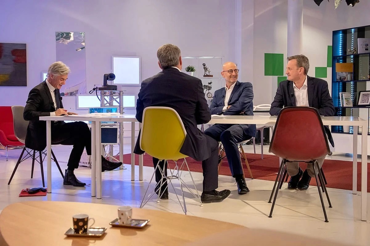 Débat sur un plateau TV lors d’un salon — photographe événementiel Lille Nord | Anteale Yann Manac’h