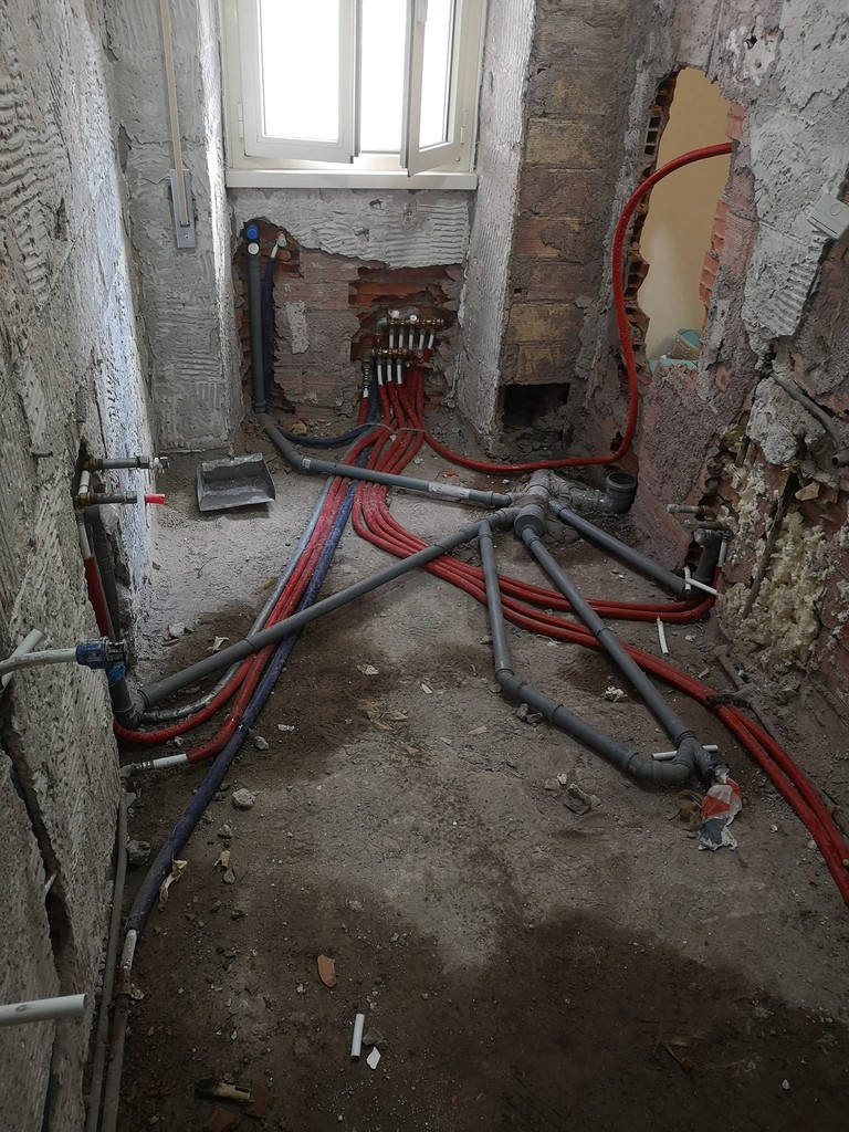 Bagno con impianto idraulico in costruzione