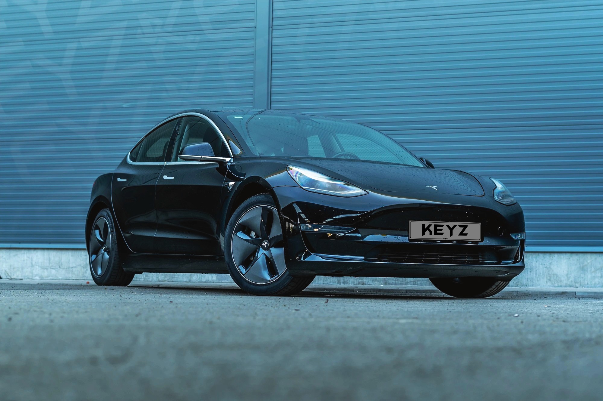 Vue extérieure Tesla Model 3 Dual Motor Noir – Location Berline à Dubaï | Keyz Rent