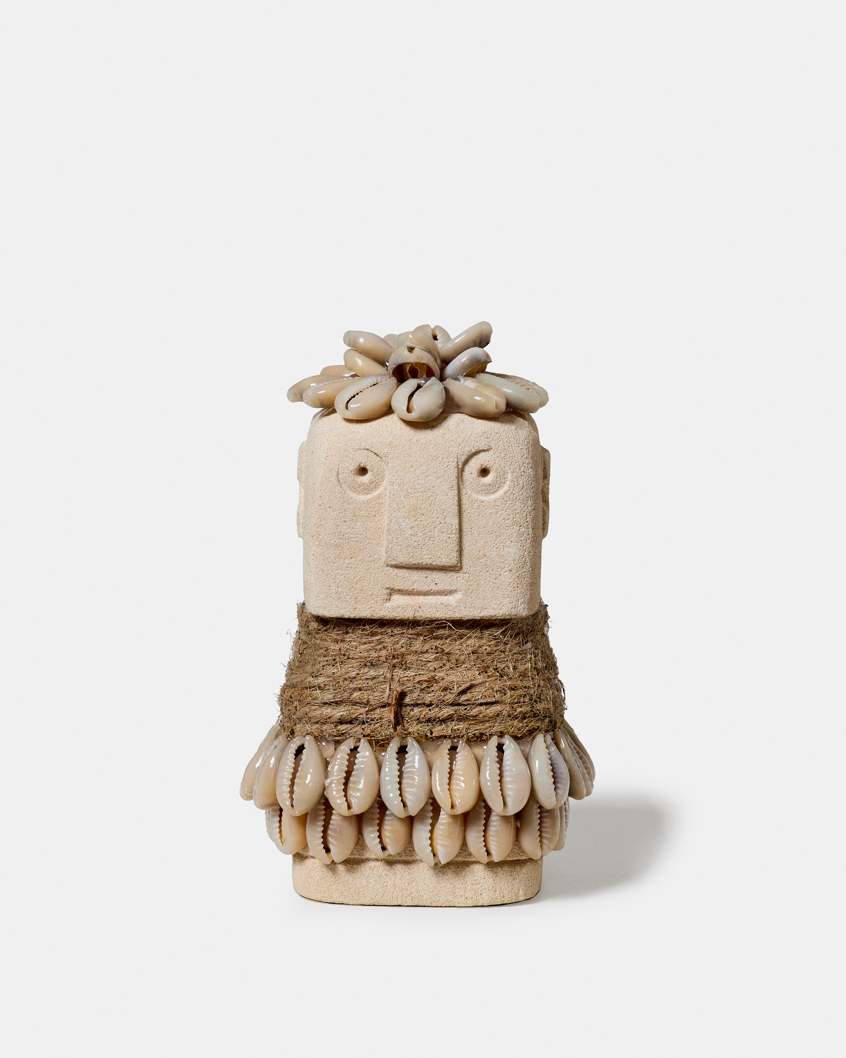 statuette en pierre et coquillages