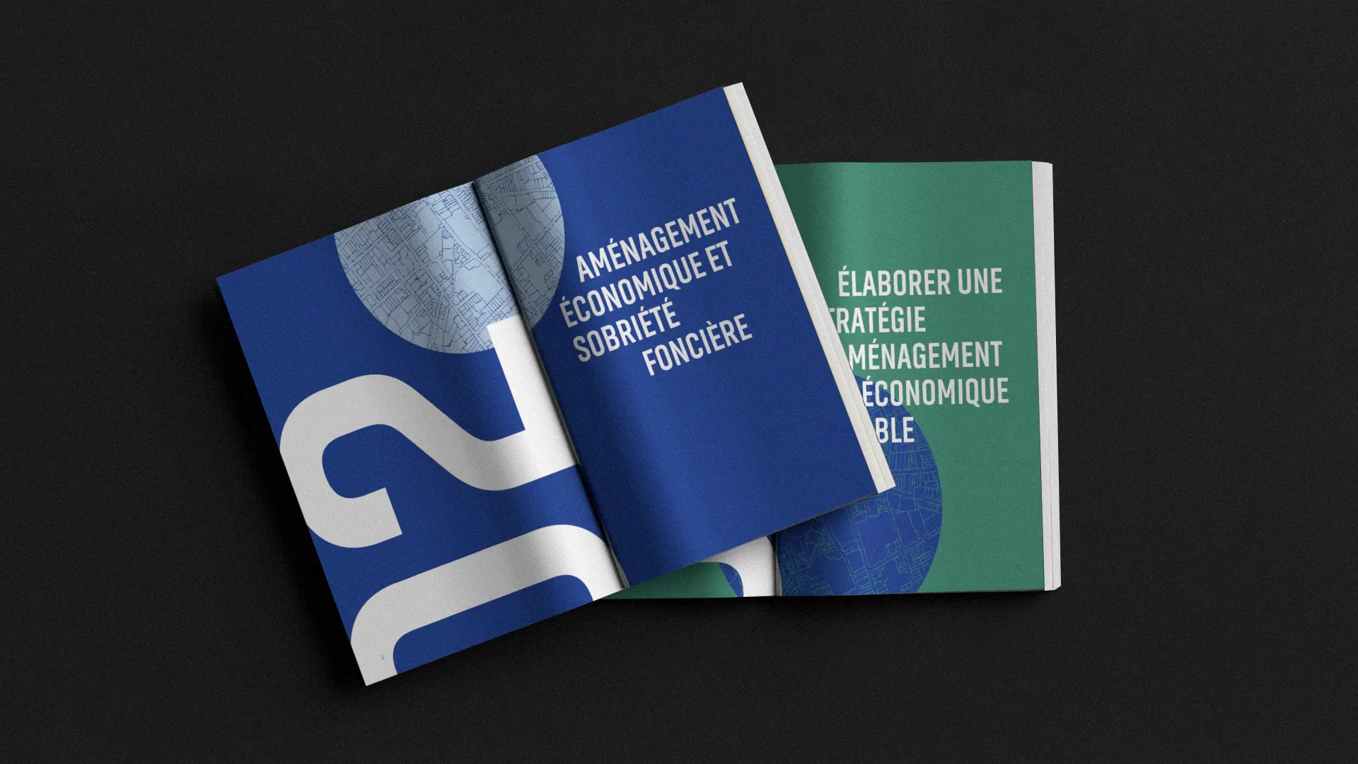 Guides méthodologiques sur l'aménagement et la sobriété foncière, incluant des livrets ouverts et fermés avec des schémas techniques et des titres en bleu et vert.