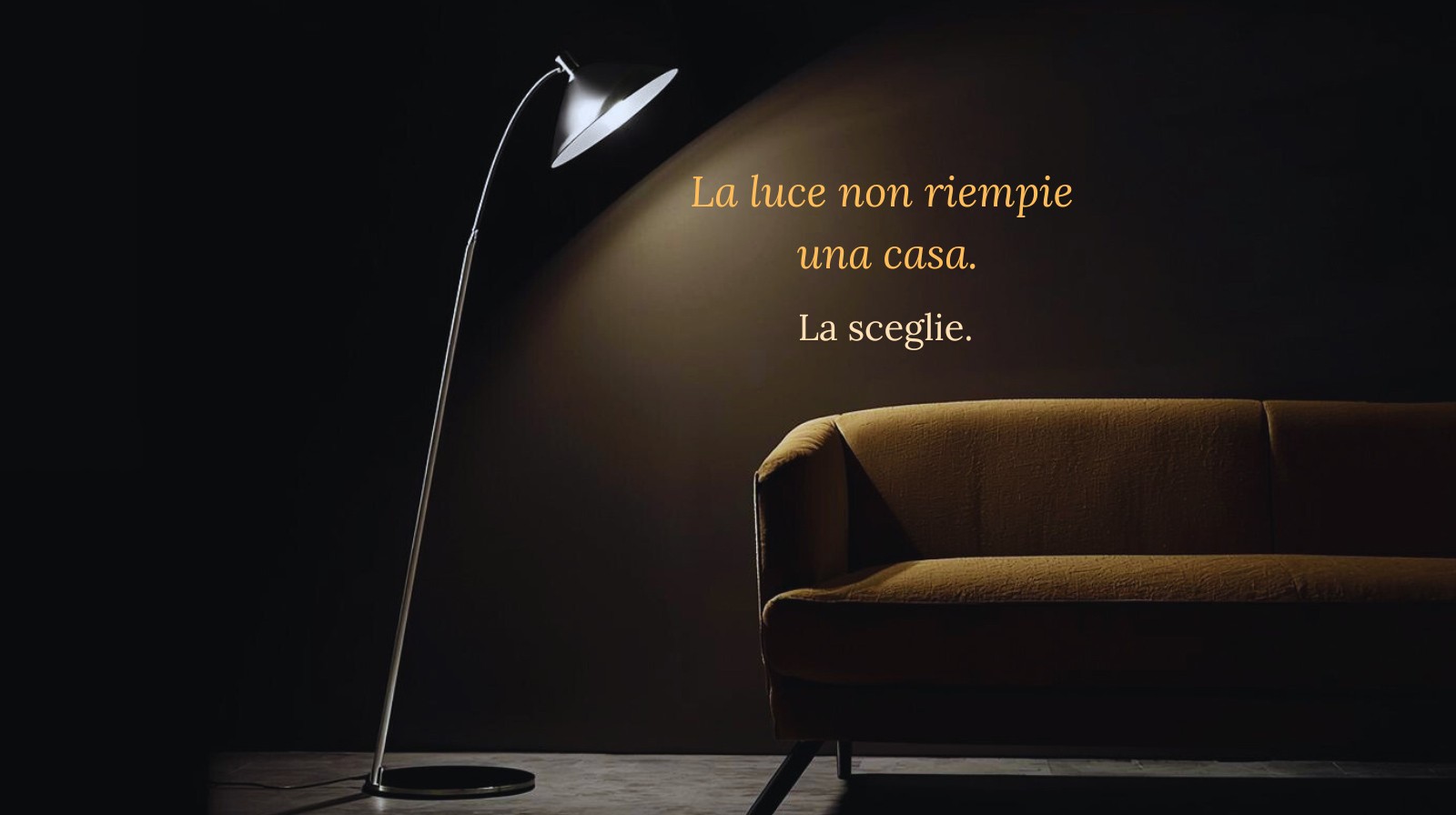 Concept ADV con lampada e divano, luce calda direzionale e messaggio tipografico minimal.
