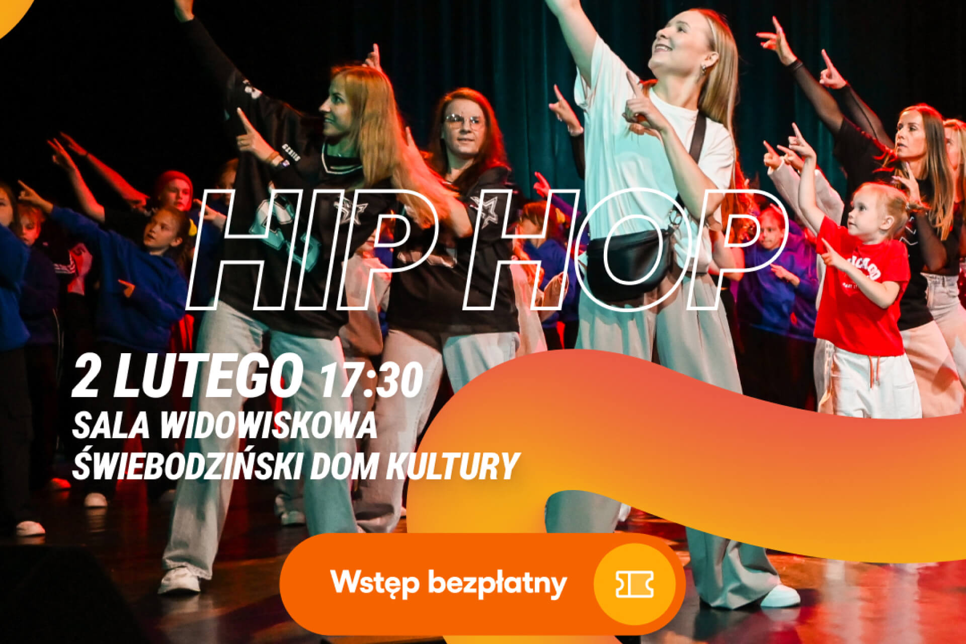 Duża ilość tancerzy występujących wspólnie na scenie