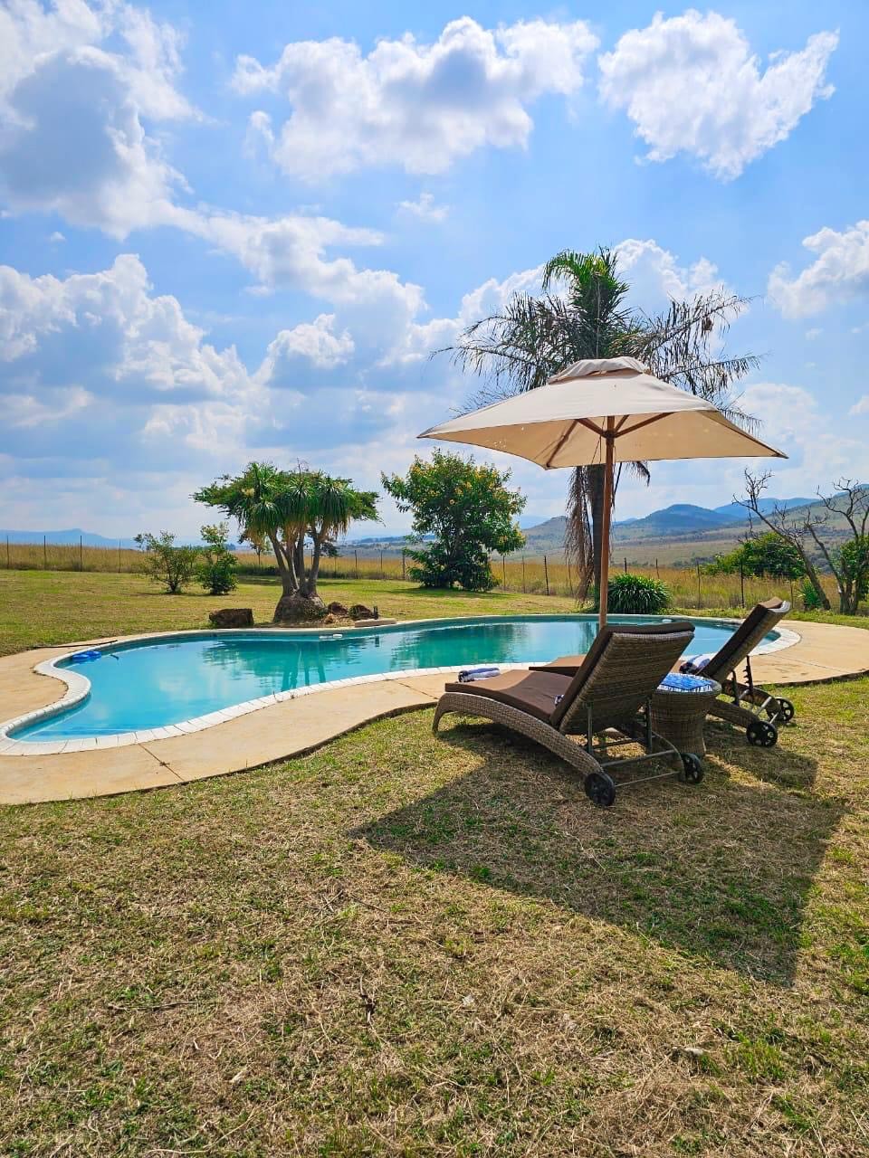 Kilimanjaro Elephant Ride, Arusha, Tanzania. Kvinna står framför ett tält uppsatt i vildmarken.