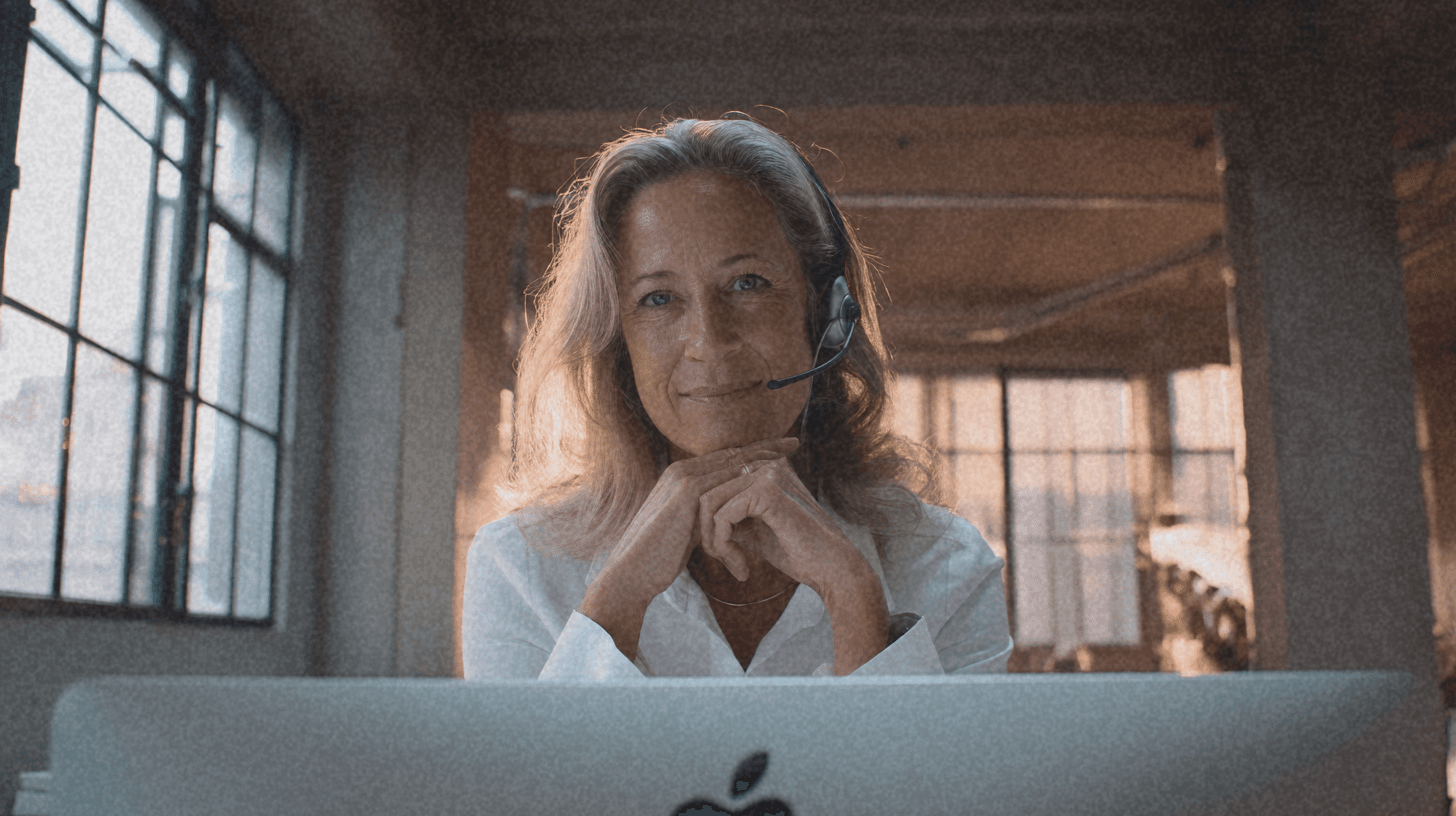 Gründerin von SilentAngels® im Beratungsgespräch – persönliche, professionelle Kundenbetreuung für Pflege-, Haushalt- und Concierge-Services.