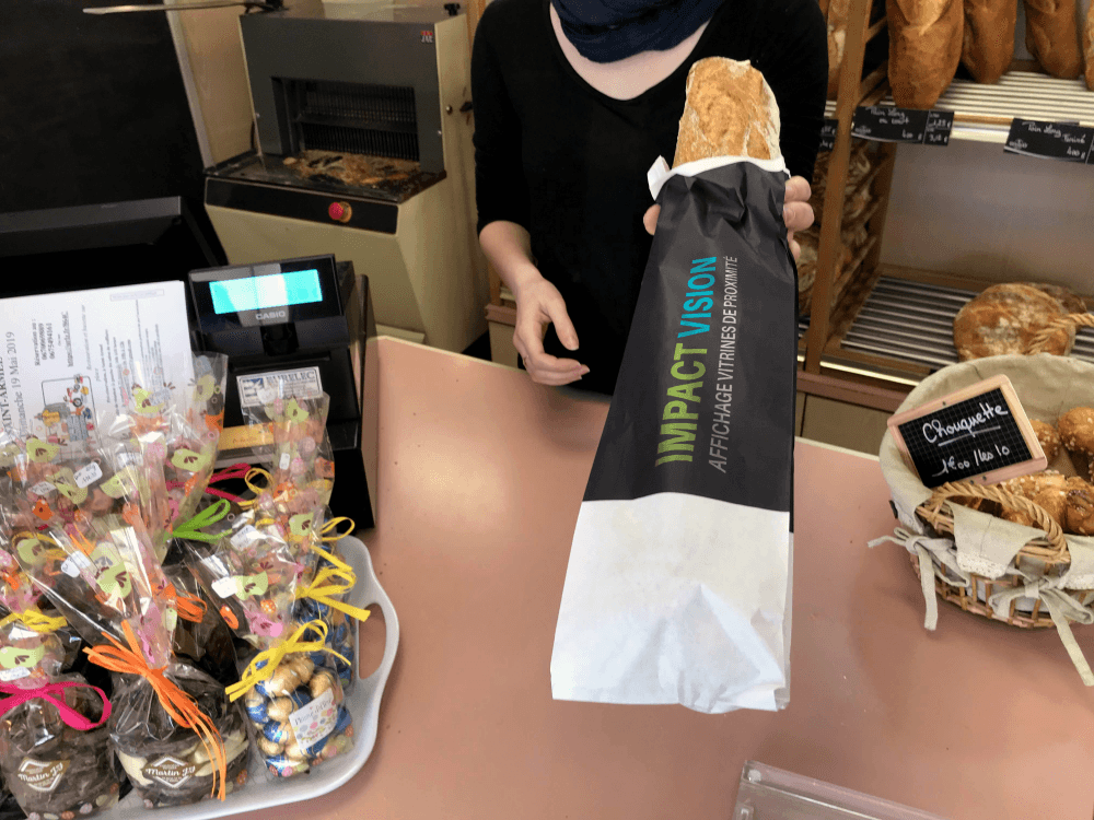 Sac à pain Impact Vision tenu par une vendeuse dans une boulangerie