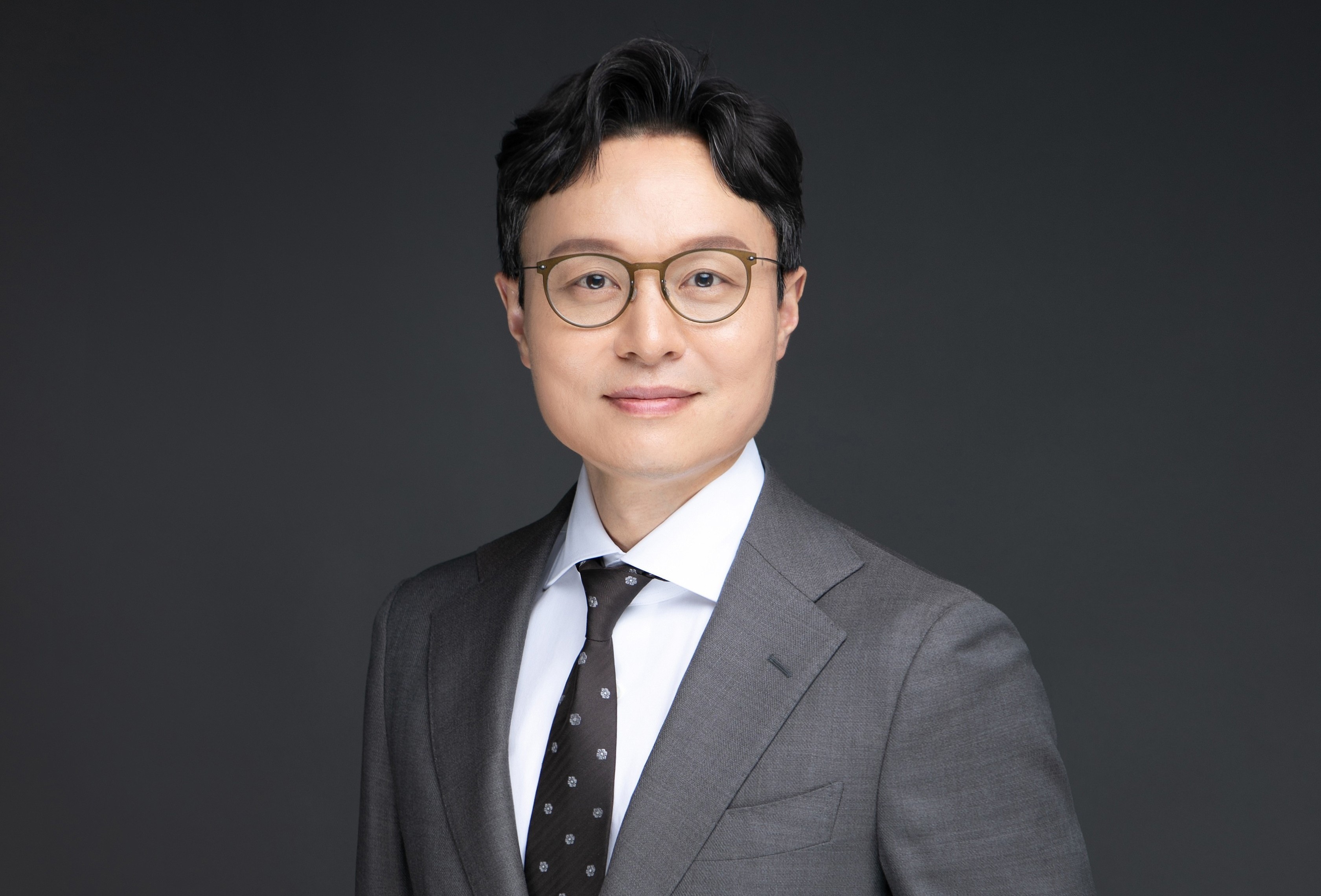 대법원 판결취소 및 재판취소 헌법소원을 전문으로 수행하는 서울대 헌법 박사 수료 김성수 변호사 프로필 사진. 70억 국가상대 승소 실적 기반 고난도 행정·헌법 소송 전문가