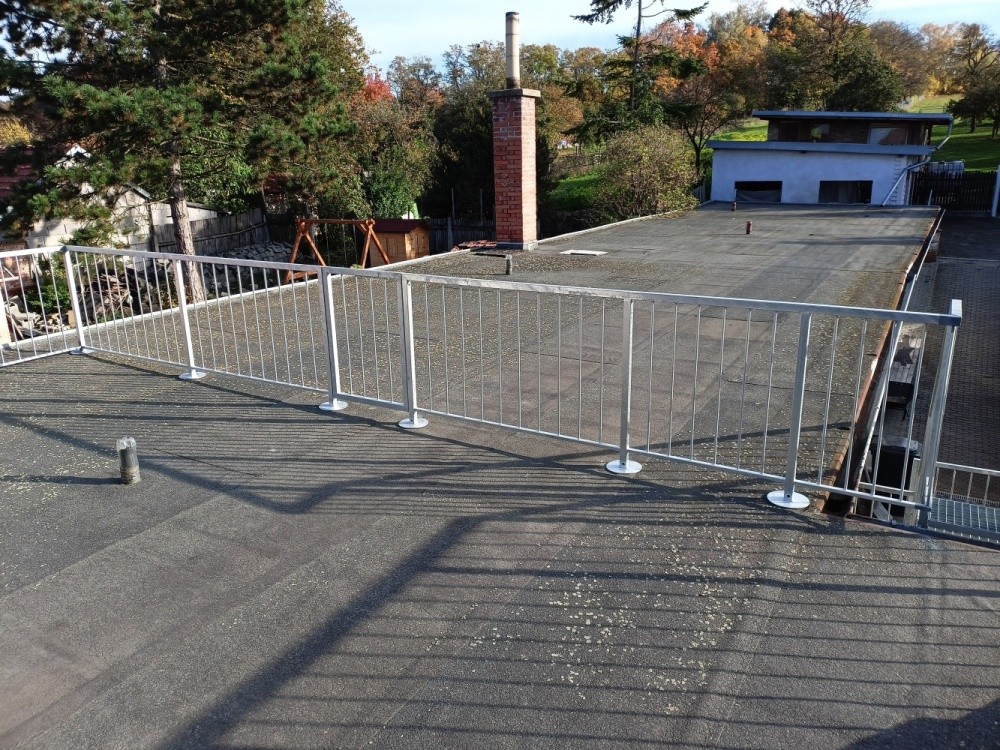 Ocelové zábradlí s brankou, svislá výplň