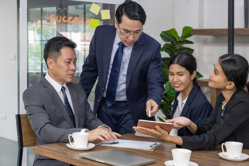 設計團隊開會討論圖紙