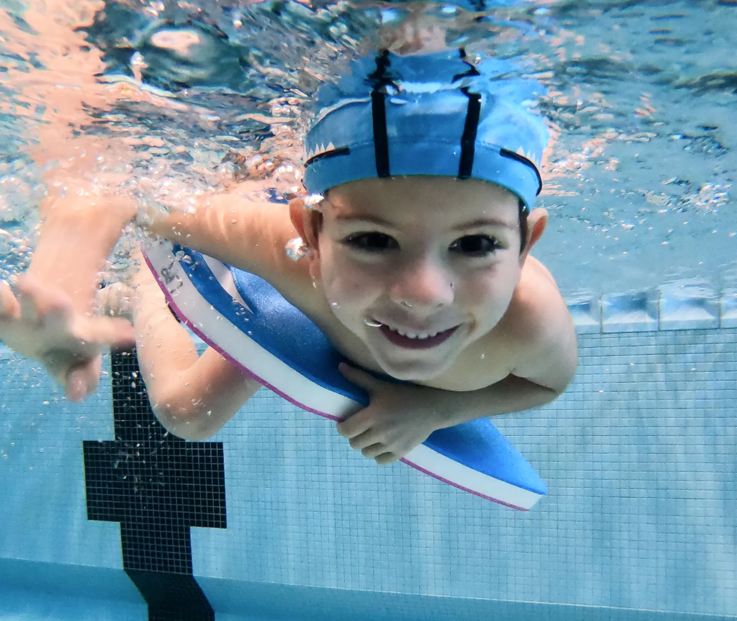 enfant-sous-eau-souriant