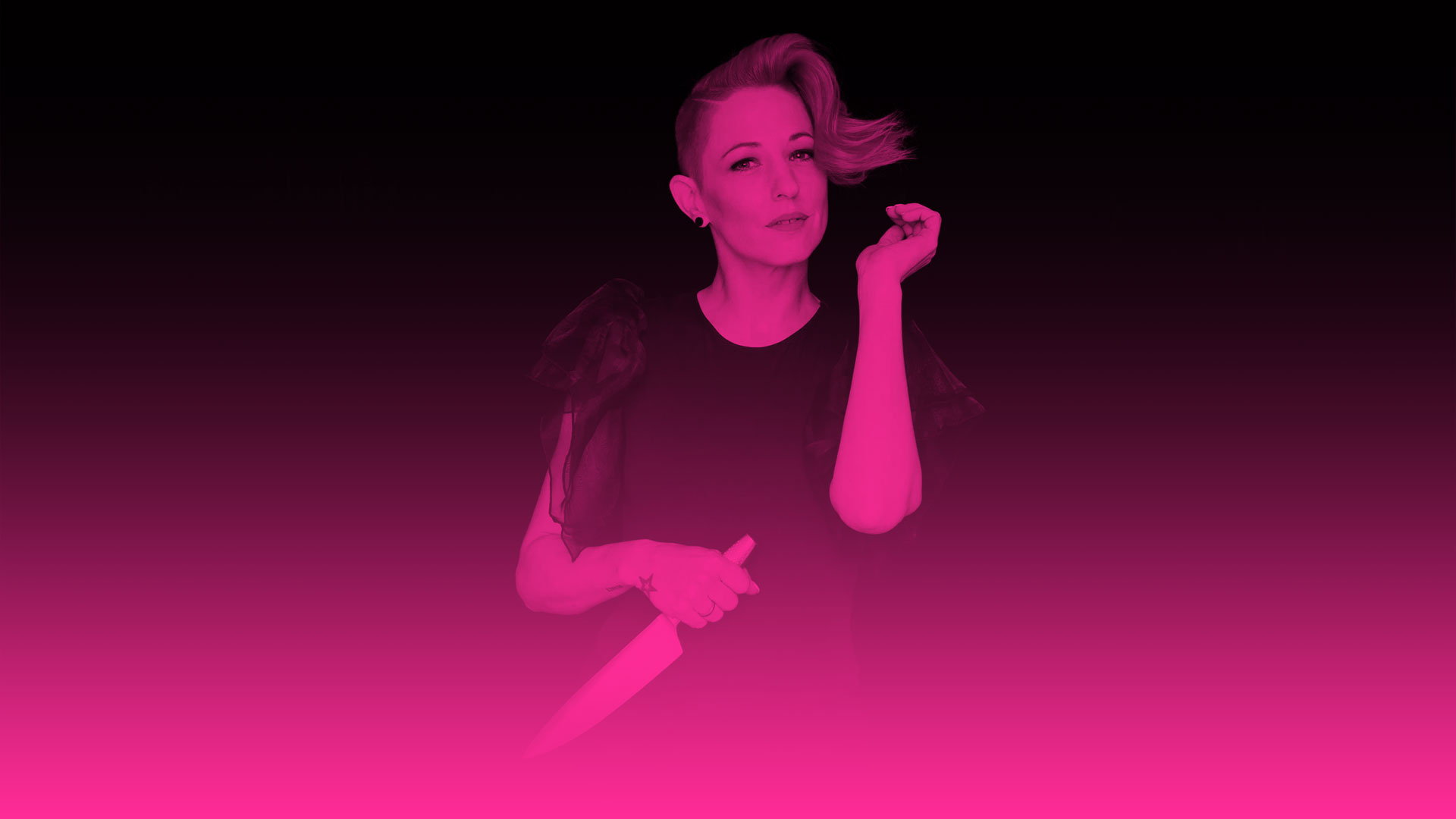 Das Foto zeigt das Porträt einer Frau mit einer markanten Kurzhaarfrisur – an den Seiten sehr kurz und oben mit einer langen, nach rechts geschwungenen Welle. Sie blickt direkt in die Kamera, hält ihre linke Hand leicht erhoben an die Schulter und hat die rechte Hand so vor den Körper gelegt, dass sie ein großes Küchenmesser hält. Sie trägt ein dunkles Oberteil mit transparenten, bauschigen Ärmeln aus Organza. Wie bei den anderen Bildern dieser Serie ist das gesamte Foto mit einem intensiven Farbverlauf belegt: Der Hintergrund und der obere Teil ihres Kopfes sind in tiefem Schwarz bzw. Dunkelviolett gehalten, während ihr Gesicht und der untere Bildbereich in ein leuchtendes Magenta (Pink) übergehen. Der untere Rand verschmilzt fließend mit einer durchgehenden pinken Farbfläche.