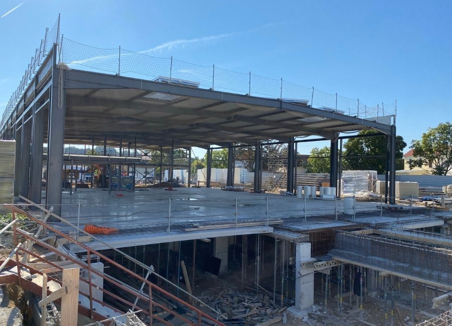 Élévation d’une structure acier sur dalle béton dans un projet de bâtiment industriel.