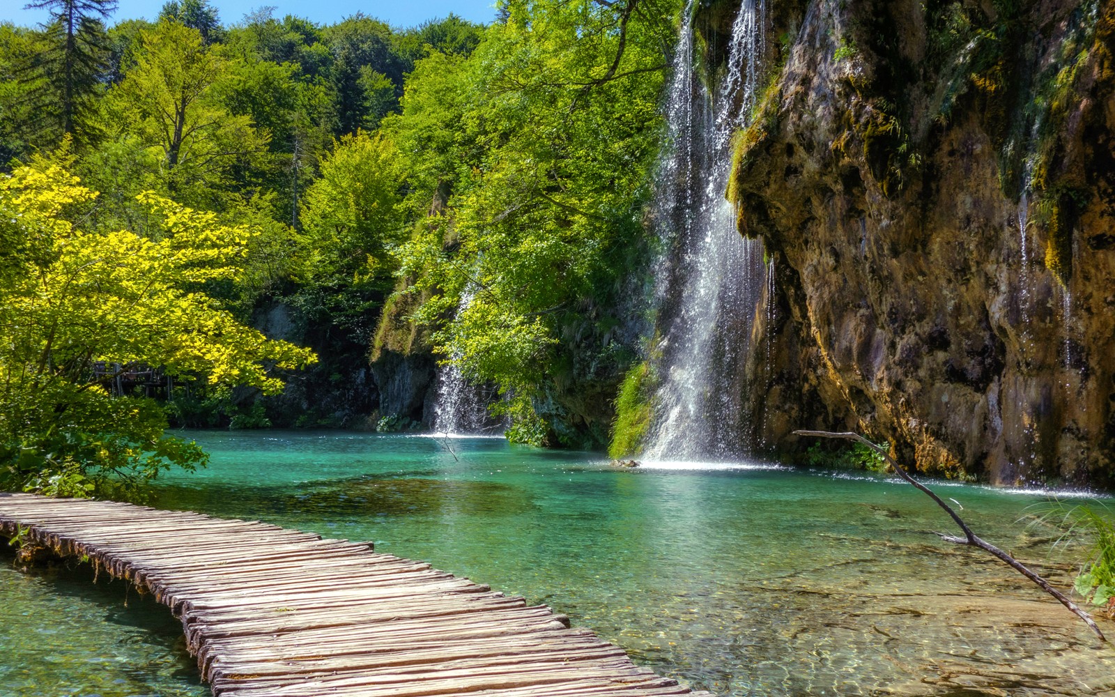 克羅埃西亞普利特維采湖國家公園的瀑布旁的木栈道。