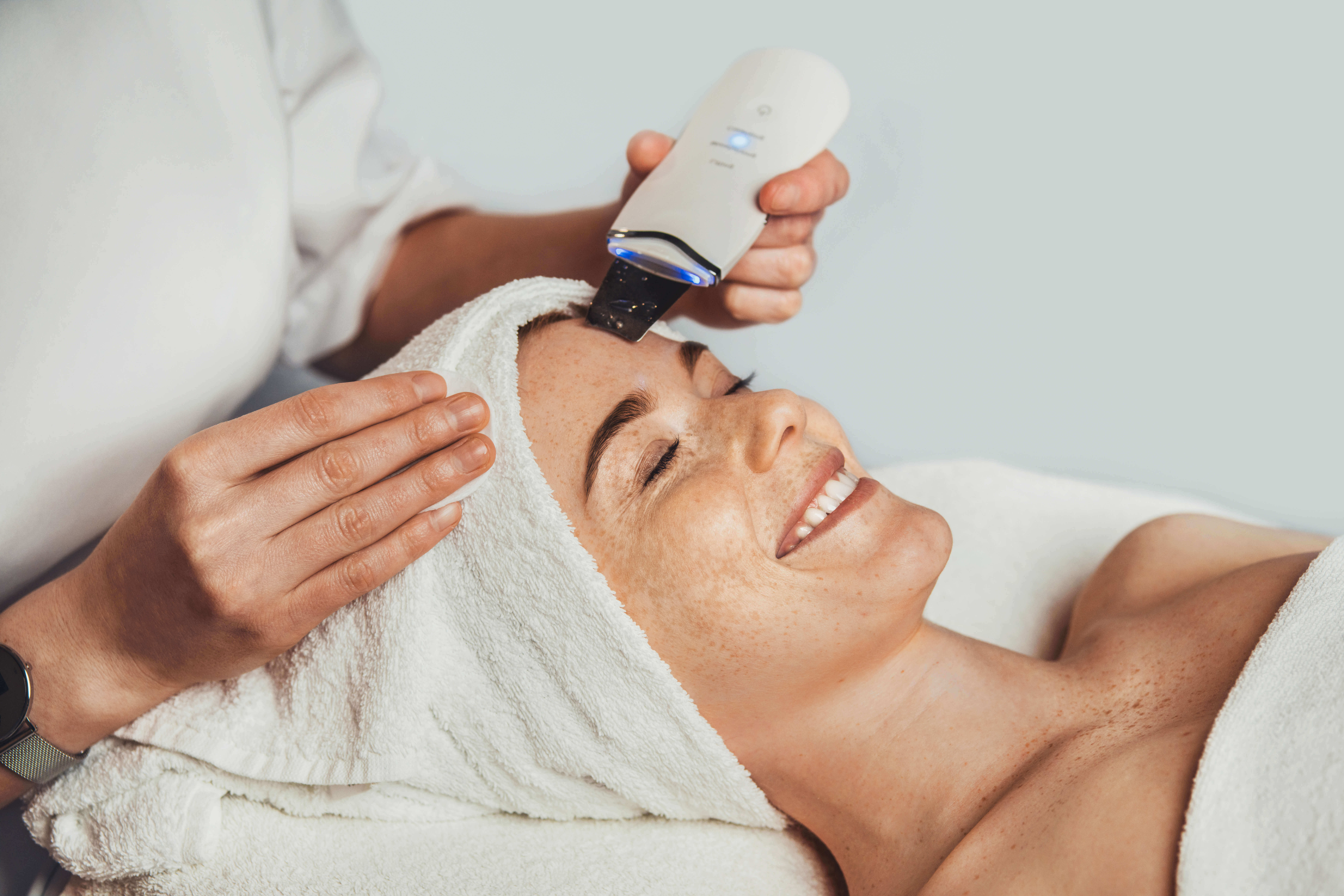 Profesjonalny zabieg sonoforezy, relaks i pielęgnacja skóry ultradźwiękami.