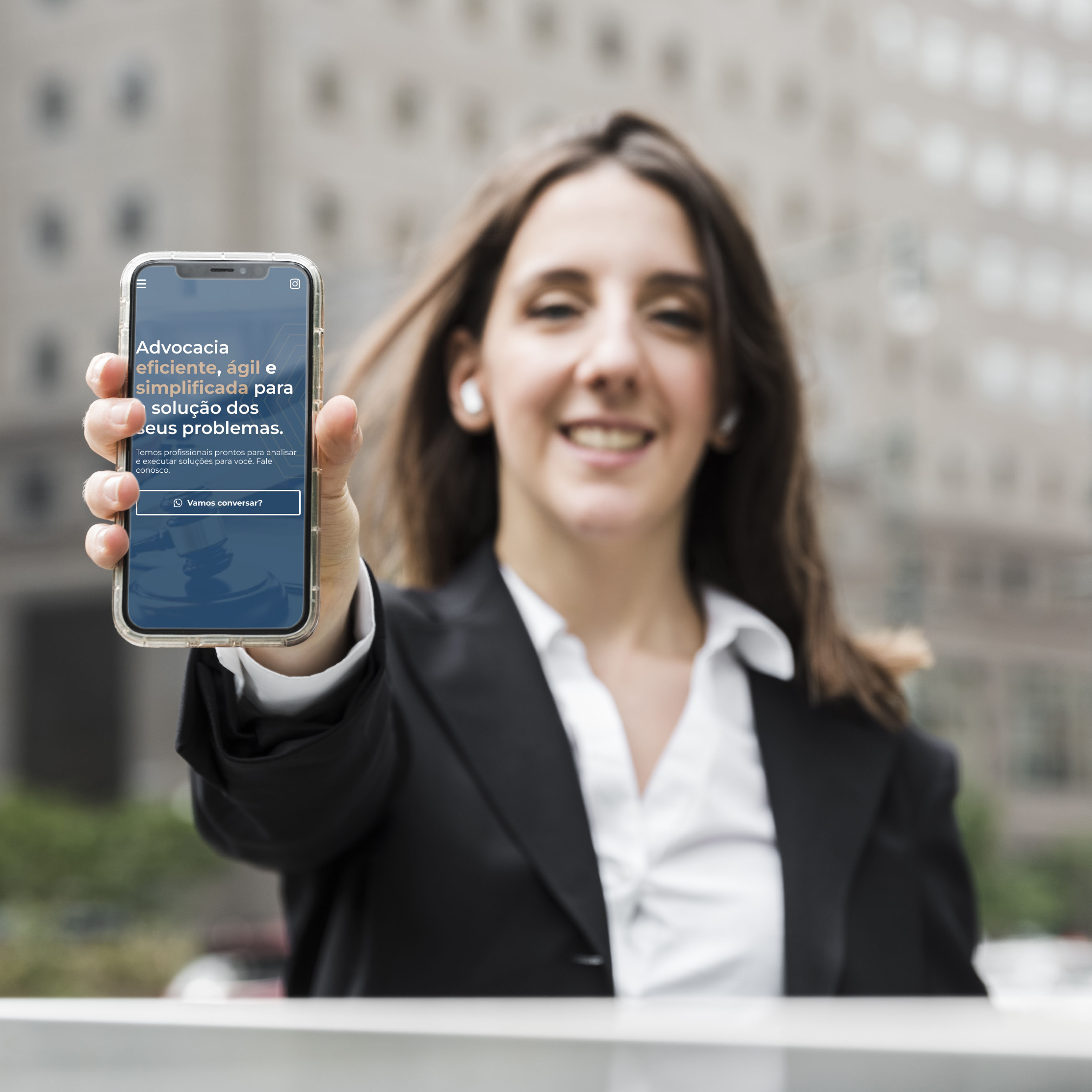 Mulher com roupa executiva mostrando um celular com a página da Arga Consultores