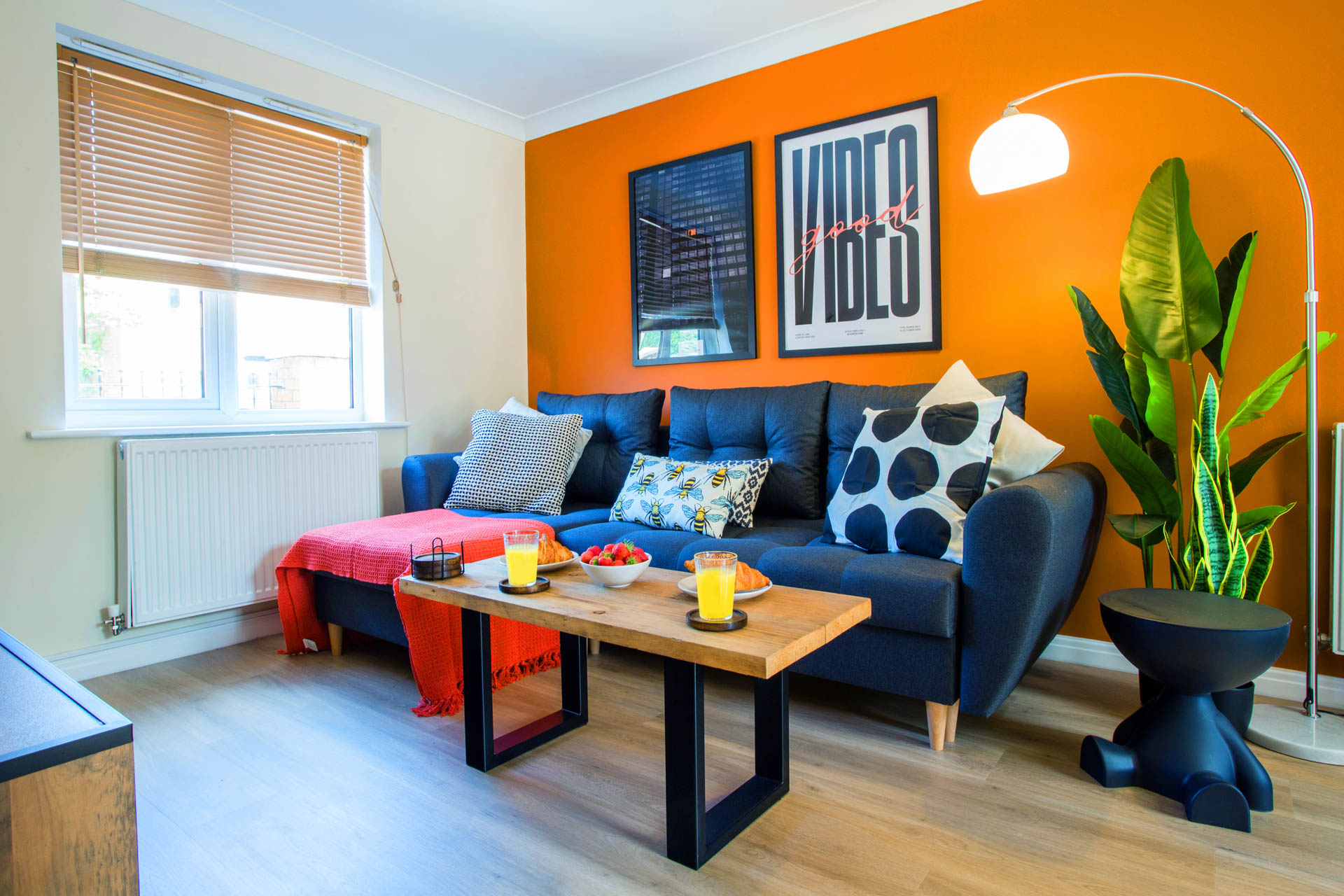 Image of chalet next to mountains