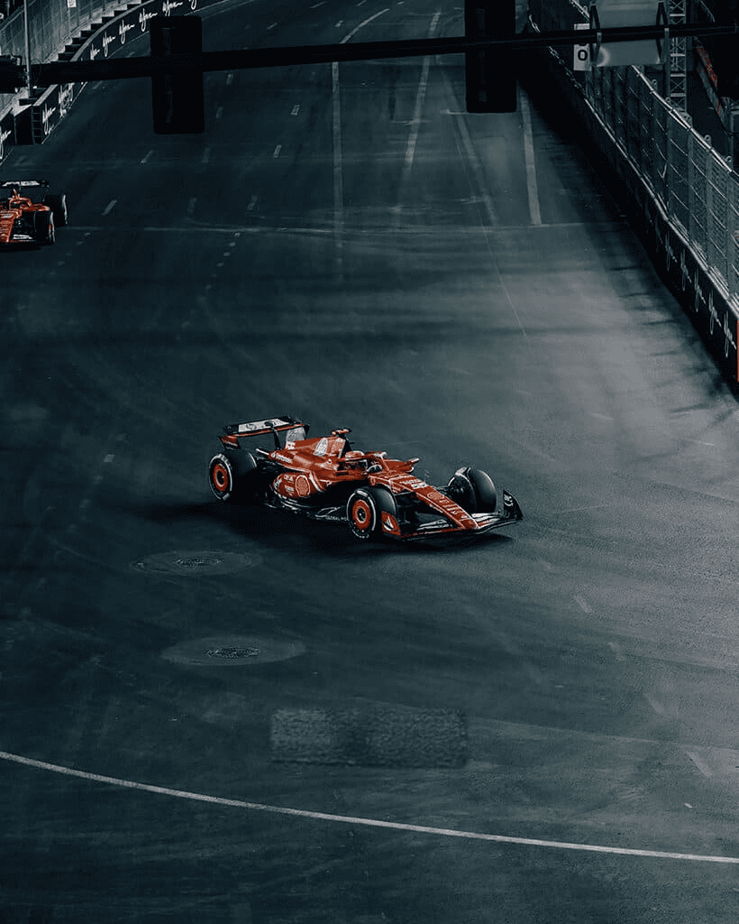 Formule 1-wagen rijdt door een stadscircuit