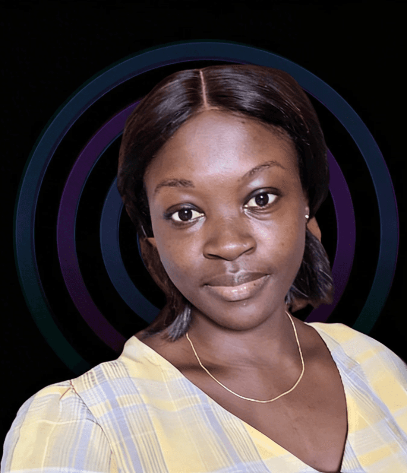 Frau mit langen dunklen Haaren in goldener Bluse