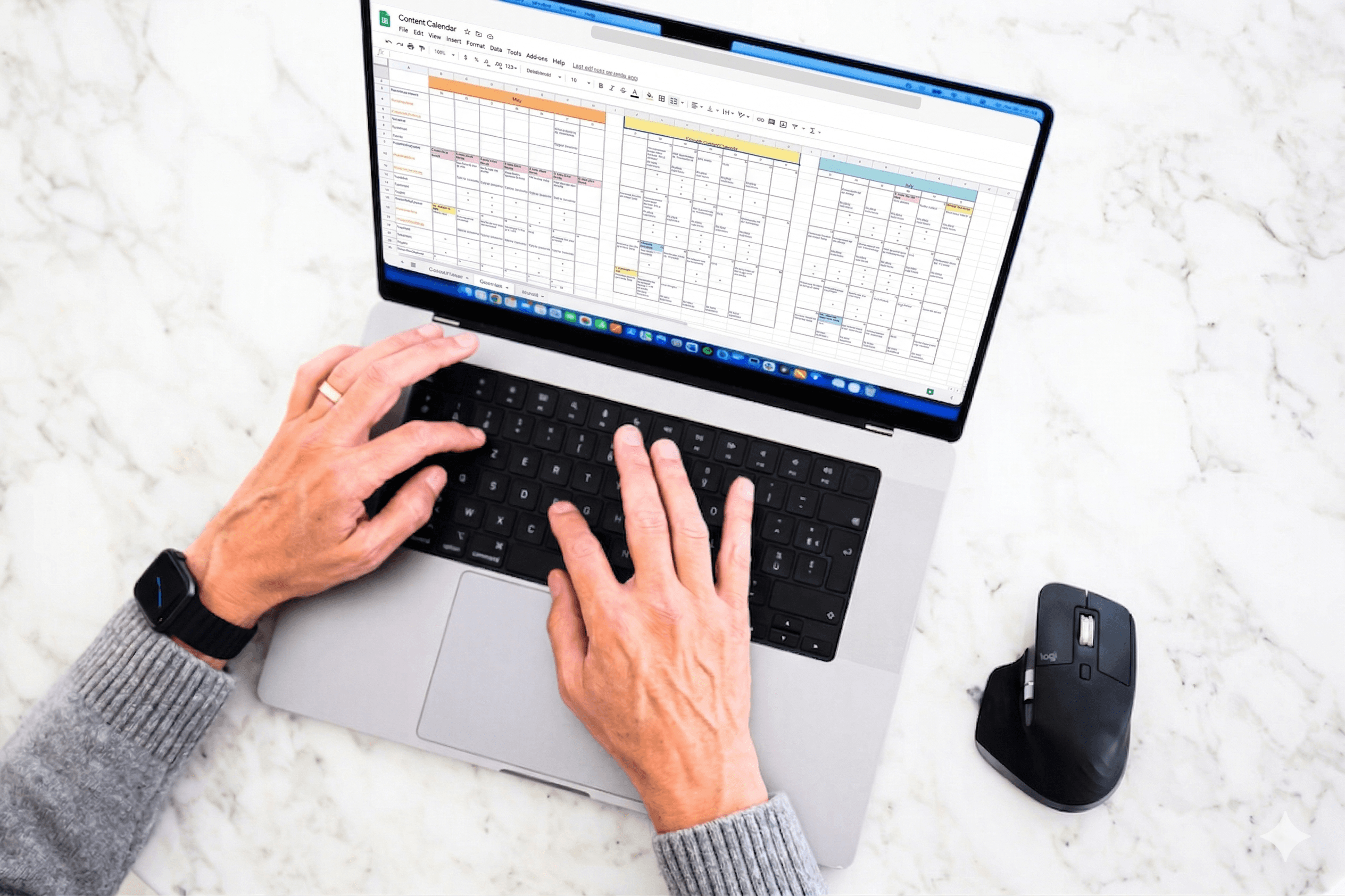 Laptop met content kalender op het scherm