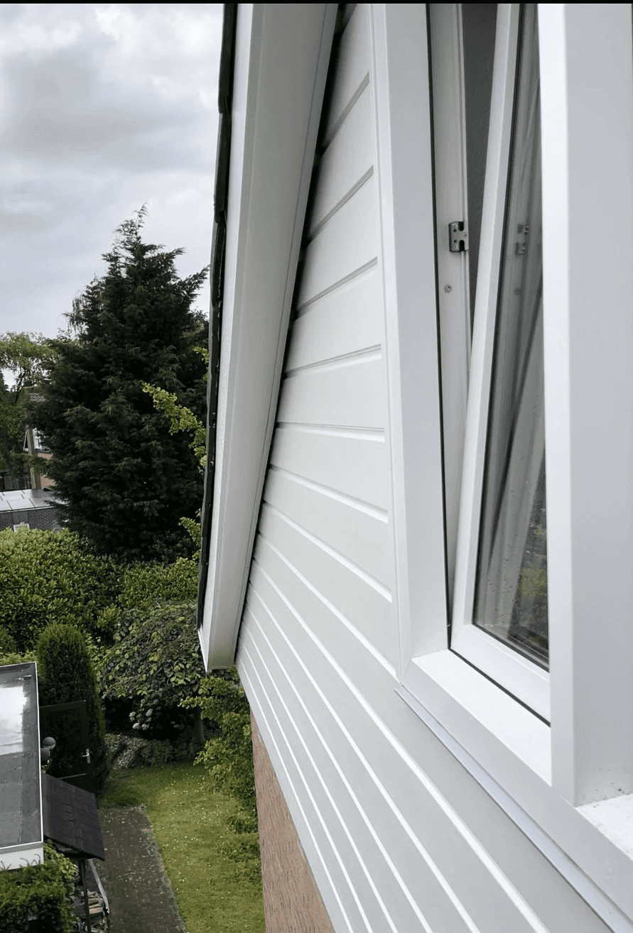 Hoogwaardig kunststof kozijn in witte kleur met energiezuinige beglazing en uitstekende isolatie. Het kozijn heeft een moderne uitstraling en biedt langdurige duurzaamheid, lage onderhoudskosten en optimale bescherming tegen weerinvloeden. Ook een houten kozijn met natuurlijke afwerking en klassieke charme is zichtbaar, perfect voor zowel renovatie als nieuwbouwprojecten.