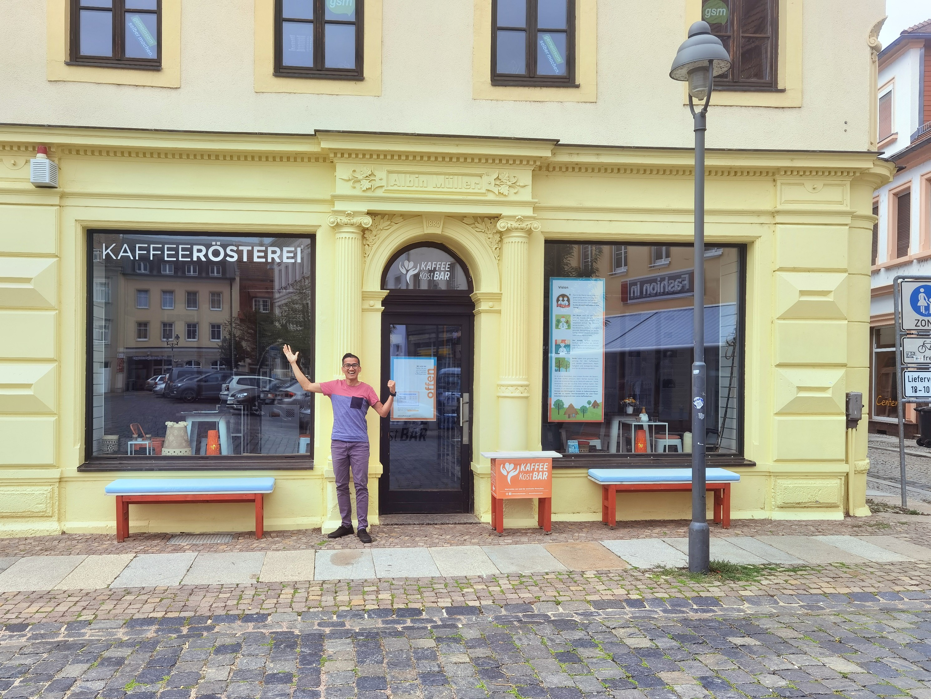 Nicolas vor der Kaffeerösteri in Döbeln