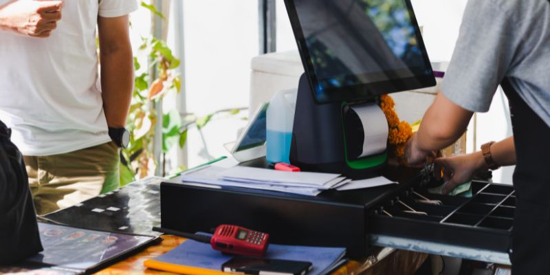 A Malaysian F&B staff gathering change for his customer