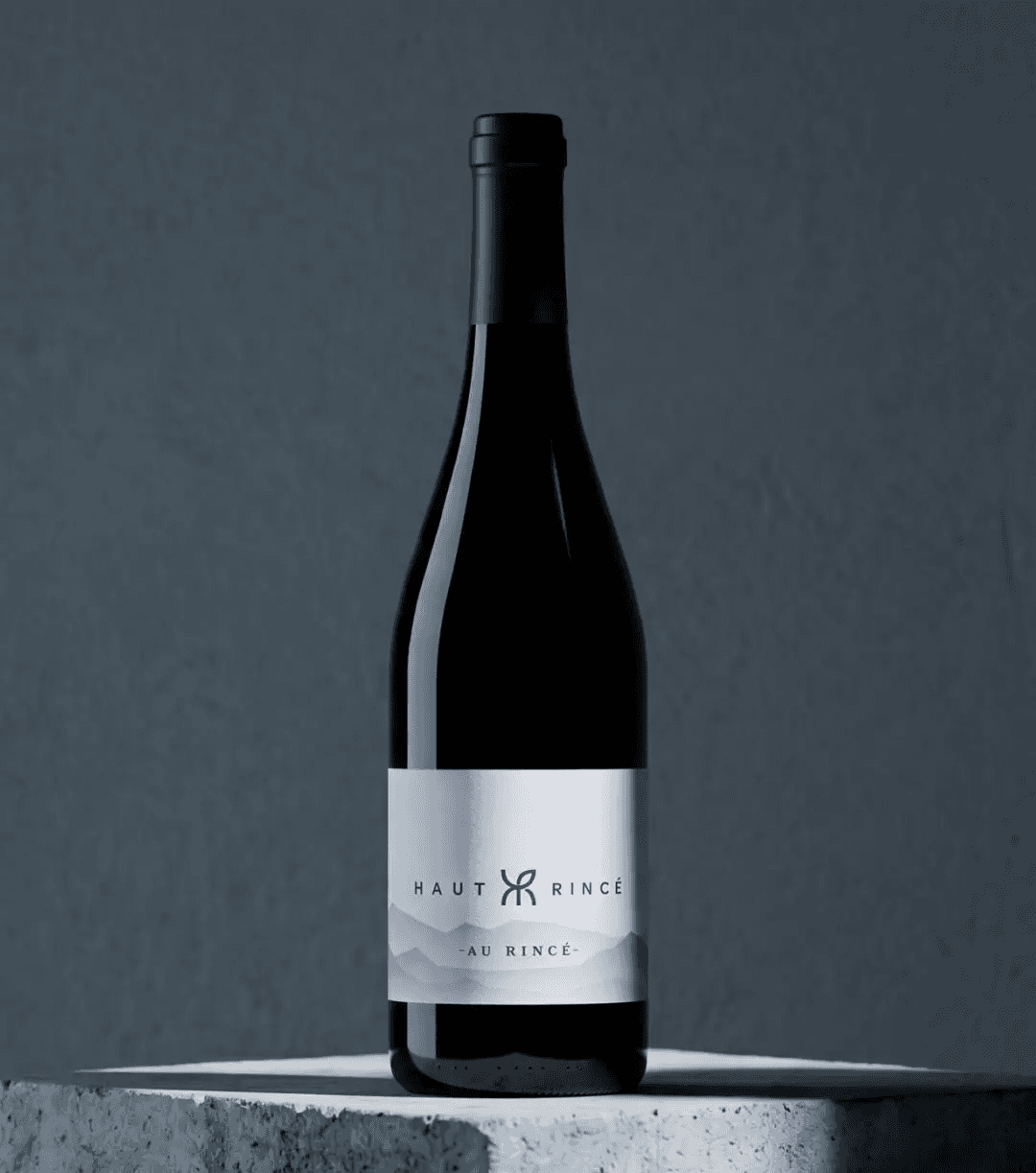 Bouteille de vin rouge posé sur un bloc de pierre gris